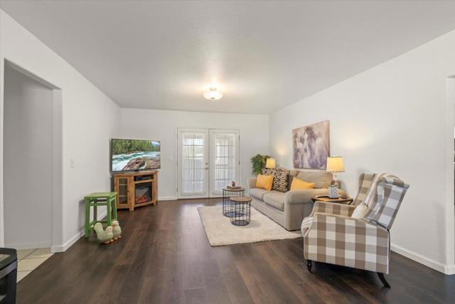 1080 Spring Grove Road, Hollister CA: https://media.crmls.org/mediaz/6caa6892-3b34-4617-b271-d522691d8d56.jpg