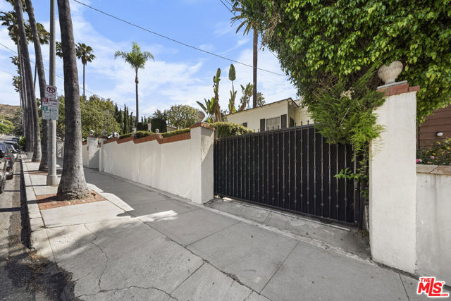 1722 N Vista Street, Los Angeles CA: https://media.crmls.org/mediaz/6cab05b4-6f4e-4002-b277-3de0590fd69c.jpg