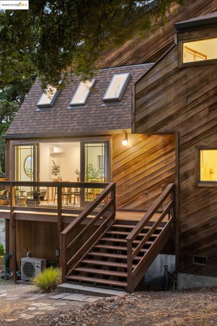 2112 Manzanita Dr, Oakland CA: https://media.crmls.org/mediaz/6cab83ce-c4af-42cd-91a9-da6c2986bddd.jpg