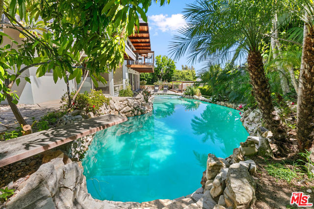 1470 N Tigertail Road, Los Angeles CA: https://media.crmls.org/mediaz/6cad0fce-195d-483f-bbe8-8253bd026ab2.jpg