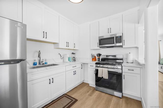 1817 19 Sunset Cliffs Blvd, San Diego CA: https://media.crmls.org/mediaz/6cae5616-dc3a-47bd-b40f-a4a1ce8a2293.jpg
