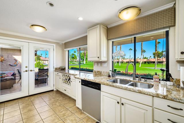 36 Maximo Way, Palm Desert CA: https://media.crmls.org/mediaz/6cae7c43-cbb2-4612-86bc-faf5e42e59e0.jpg