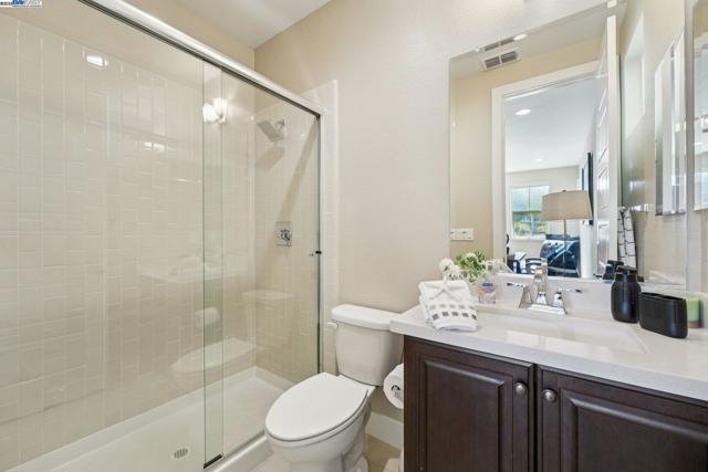 7213 Calistoga Ln, Dublin CA: https://media.crmls.org/mediaz/6caf8256-2725-4b98-97a0-c683439a8606.jpg