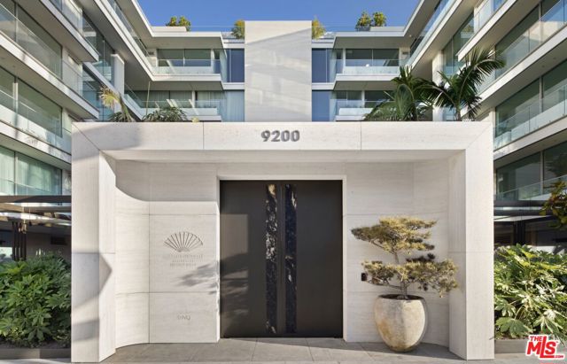 9200 Wilshire Blvd, Beverly Hills CA: https://media.crmls.org/mediaz/6cb057b4-ec86-4b23-a564-052233d13984.jpg