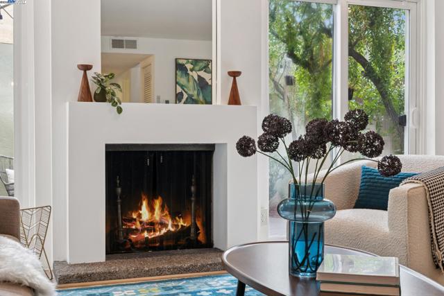 3109 La Campania, Alameda CA: https://media.crmls.org/mediaz/6cb0b78d-51df-4b03-8861-8ed6878a22e3.jpg