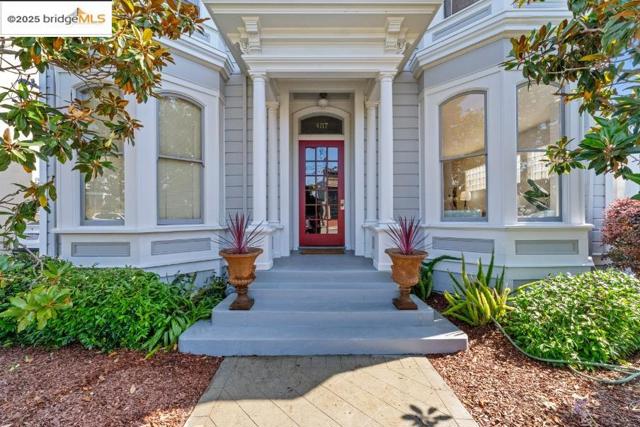 487 43Rd St, Oakland CA: https://media.crmls.org/mediaz/6cb12142-0e6b-4fa1-b592-12152bd10dd6.jpg