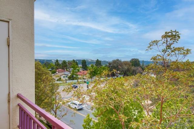 12376 Carmel Country Rd, San Diego CA: https://media.crmls.org/mediaz/6cb12d78-7cde-4138-b2f6-b70707ff695f.jpg