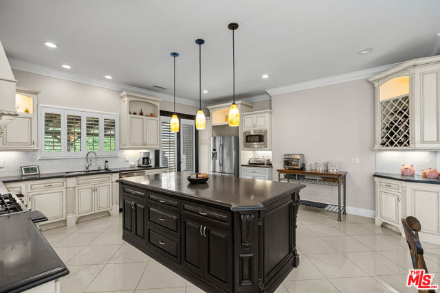 5767 Lasaine Avenue, Encino CA: https://media.crmls.org/mediaz/6cb1f5c8-2690-4b0e-9cae-68233aadb448.jpg