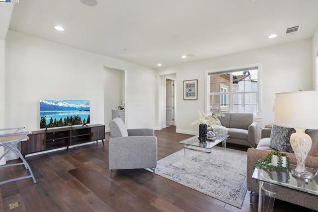 3454 Cinnamon Ridge Rd, San Ramon CA: https://media.crmls.org/mediaz/6cb21452-07eb-45f5-a240-e0163f894945.jpg
