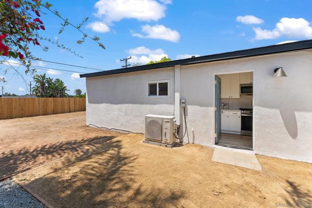 4316 Clairemont Dr, San Diego CA: https://media.crmls.org/mediaz/6cb23601-765f-4331-8973-38fa5e196b7b.jpg