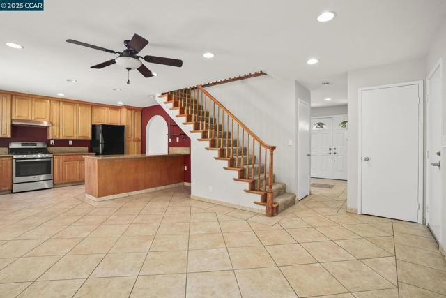89 Cormorant Court, Martinez CA: https://media.crmls.org/mediaz/6cb23859-99a0-4209-b27c-b58e88ded803.jpg