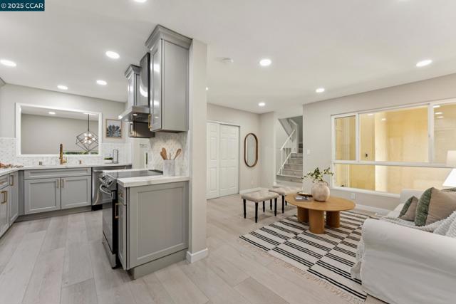 332 Kinross Dr, Walnut Creek CA: https://media.crmls.org/mediaz/6cb28c1f-6e4a-4166-a36d-5a5dfe97516a.jpg