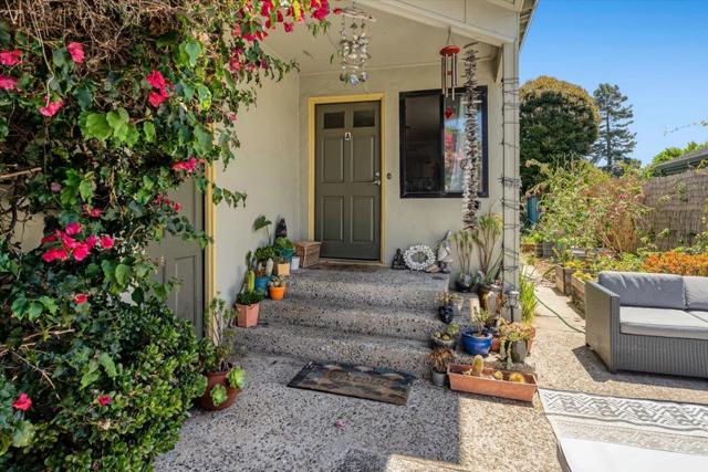 522 Oak Drive, Capitola CA: https://media.crmls.org/mediaz/6cb2da57-0fc6-49f7-808d-d347873b8483.jpg