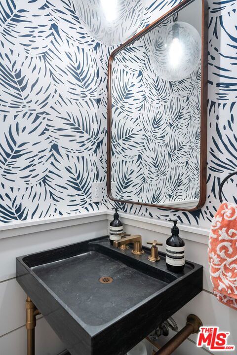 1086 Marco Place, Venice CA: https://media.crmls.org/mediaz/6cb2fb1c-174d-476c-9169-8e51bfcef328.jpg