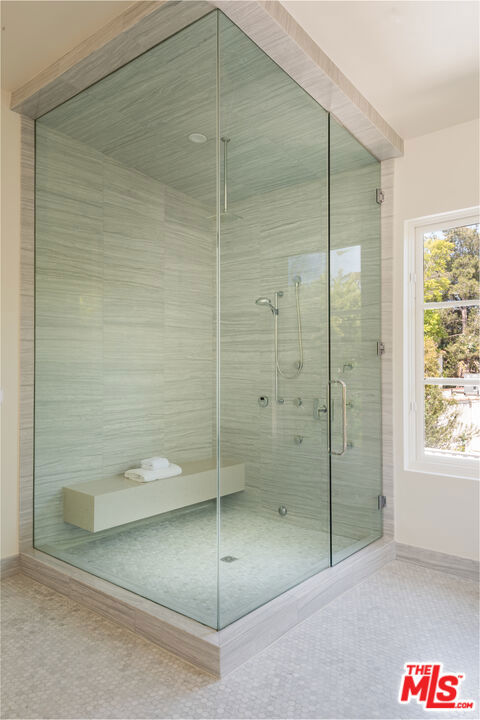 526 N Plymouth Boulevard, Los Angeles CA: https://media.crmls.org/mediaz/6cb3a759-371c-4182-9908-85843be45be1.jpg