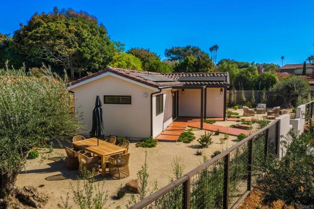 2087 Via Ladeta, La Jolla CA: https://media.crmls.org/mediaz/6cb43a98-7ca7-443b-98b8-950ff9070fce.jpg