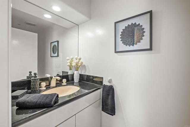 Detail Gallery Image 14 of 25 For 3868 Riviera 4a,  San Diego,  CA 92109 - 3 Beds | 2/1 Baths