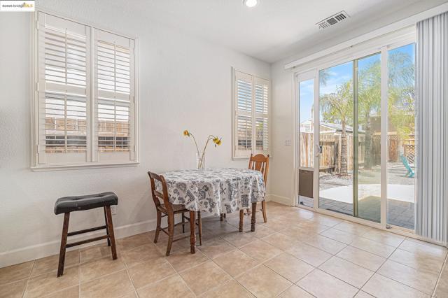 140 Ridge Crest Ct, Oakley CA: https://media.crmls.org/mediaz/6cb4c64b-0065-4479-8371-f41f7a53e593.jpg