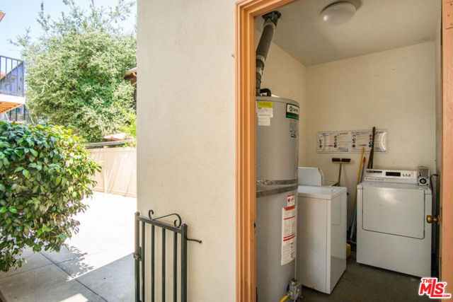1124 San Rafael Avenue, Glendale CA: https://media.crmls.org/mediaz/6cb54522-c8da-4340-bb1f-7a3423d8f7bd.jpg