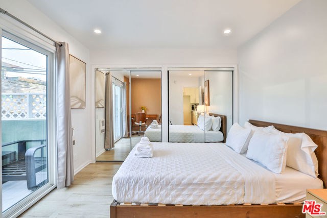 2207 Ocean Front Walk, Venice CA: https://media.crmls.org/mediaz/6cb559d4-c796-45d8-8387-9b40481cffc2.jpg
