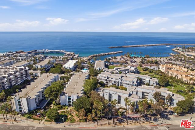 240 The, Redondo Beach CA: https://media.crmls.org/mediaz/6cb5bbe3-eabe-44e5-95a1-5559595bb9c3.jpg