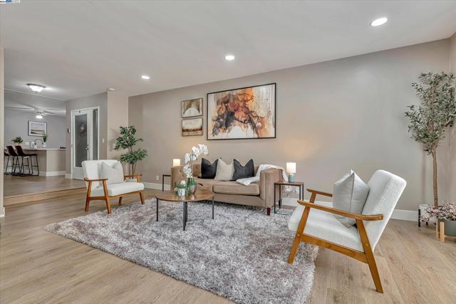 Image 2 of 31 For 39139 Argonaut Way  111