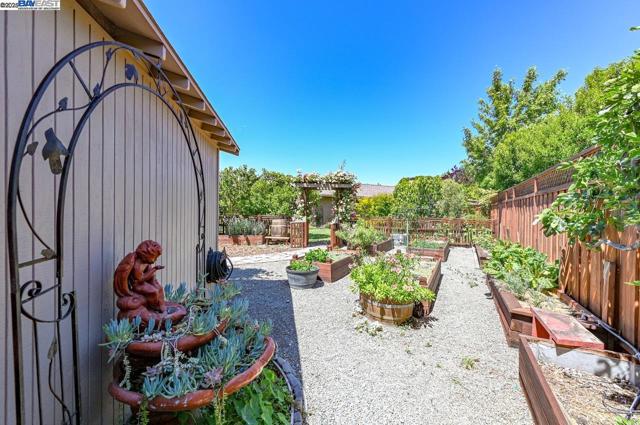 6701 Taffy Ct, Pleasanton CA: https://media.crmls.org/mediaz/6cb7ec20-8eb9-461a-b211-222dfec9468e.jpg