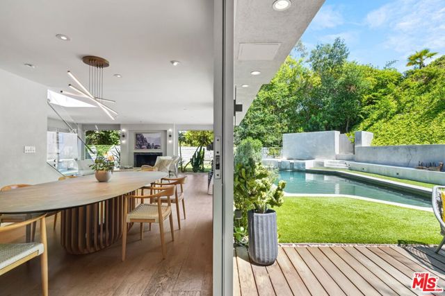 7712 Chandelle Place, Los Angeles CA: https://media.crmls.org/mediaz/6cb82344-46ea-4377-bedd-18545b5346f8.jpg
