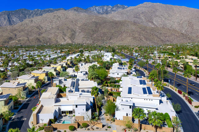 970 Oceo S Circle, Palm Springs CA: https://media.crmls.org/mediaz/6cb92c03-d7bf-43a7-8386-2caa6b688594.jpg