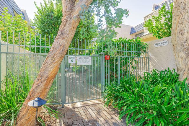 Detail Gallery Image 8 of 48 For 22239 1/4 Erwin St, Woodland Hills,  CA 91367 - 2 Beds | 2 Baths