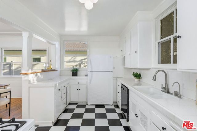 4311 Greenbush Avenue, Sherman Oaks CA: https://media.crmls.org/mediaz/6cb971a8-8f2e-4169-84aa-fb5e608264bc.jpg