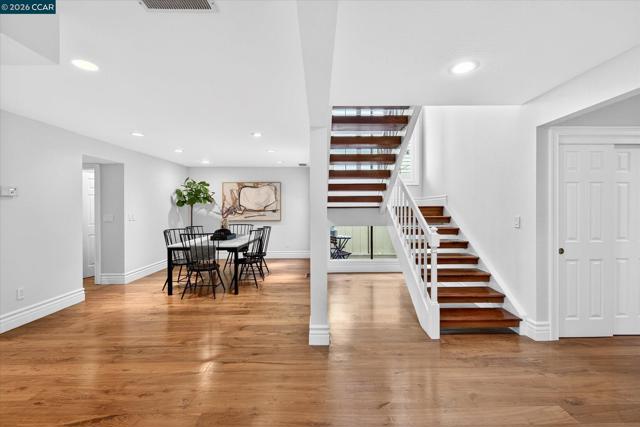 951 Redwood Dr, Danville CA: https://media.crmls.org/mediaz/6cb987cb-702f-4668-9408-97c929e7baad.jpg