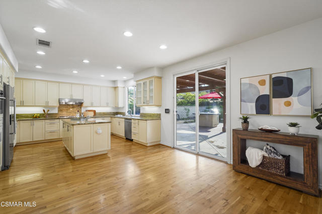657 Via Vista Vista, Newbury Park CA: https://media.crmls.org/mediaz/6cbb8a9b-687a-4a9a-aaf0-0a9e066fcf37.jpg
