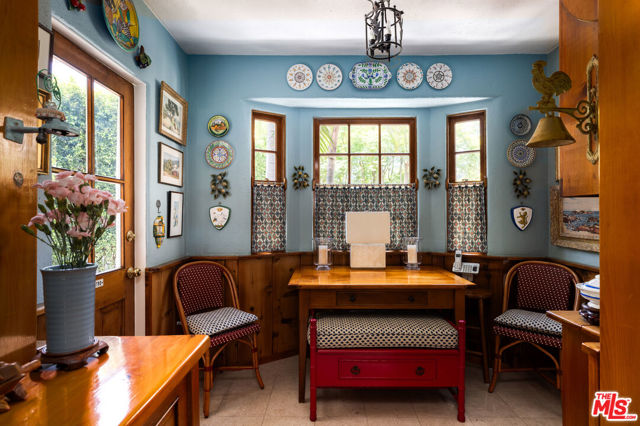 1612 Sunset Plaza Drive, Los Angeles CA: https://media.crmls.org/mediaz/6cbc15b3-3842-4583-a41f-aa6b81d04105.jpg