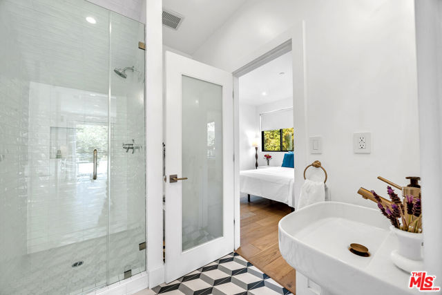 4841 Minden Place, Los Angeles CA: https://media.crmls.org/mediaz/6cbce312-754c-4488-a123-c2fa5d9cc1a4.jpg