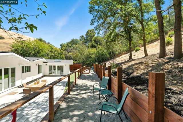 1717 Springbrook Rd, Lafayette CA: https://media.crmls.org/mediaz/6cbd5a40-a636-454a-9a19-8d4a11039e59.jpg