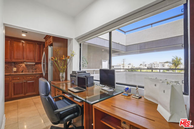 801 Ocean Avenue, Santa Monica CA: https://media.crmls.org/mediaz/6cbd734b-982e-4af1-9fb8-b160832ca139.jpg
