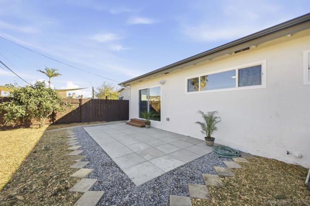 2990 Greyling Dr, San Diego CA: https://media.crmls.org/mediaz/6cbda882-1844-4ba0-a549-0794a3052bd2.jpg