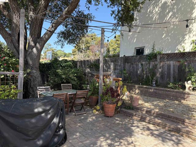 1024 Elsinore Ave, Oakland CA: https://media.crmls.org/mediaz/6cbe0dfd-4b28-4887-aebf-a0b7dcb20da2.jpg