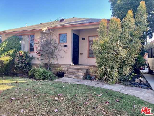 1242 S Point View Street, Los Angeles CA: https://media.crmls.org/mediaz/6cbec138-2a94-4c9e-a993-f29620f97644.jpg