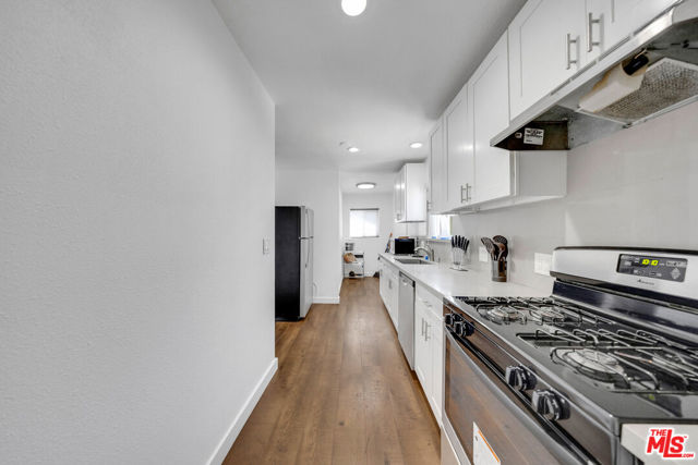 1286 W 39th Place, Los Angeles CA: https://media.crmls.org/mediaz/6cc0ca7a-7e2a-4f37-973d-a09f12d5593e.jpg