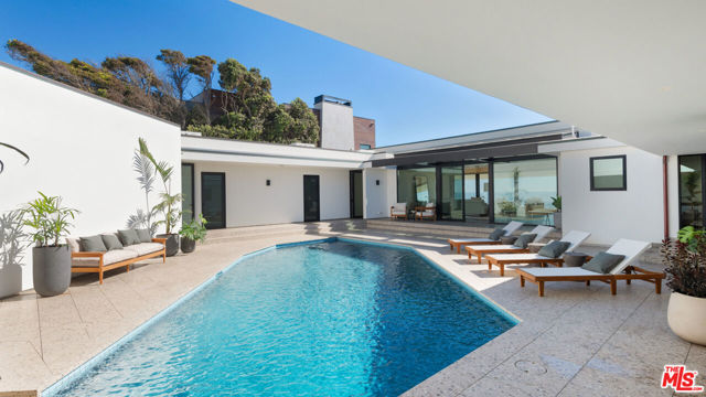 31388 Broad Beach Road, Malibu CA: https://media.crmls.org/mediaz/6cc168bc-352d-458e-b455-bcb267d22687.jpg