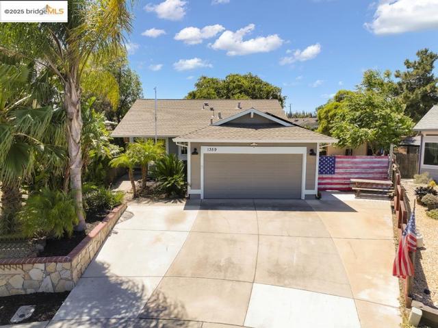 1359 Port Ct, Oakley CA: https://media.crmls.org/mediaz/6cc1ee88-230e-4fa3-9e5f-a28418e89e7d.jpg