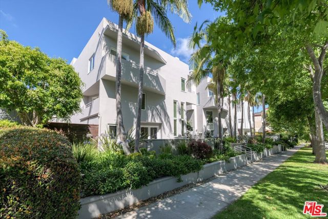 833 17th Street, Santa Monica CA: https://media.crmls.org/mediaz/6cc2e303-c9e8-48a8-b9c8-37c6c656e461.jpg