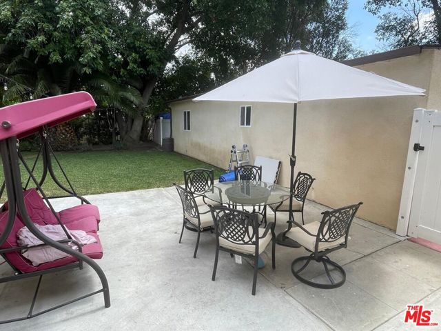 7412 Jamieson Avenue, Reseda CA: https://media.crmls.org/mediaz/6cc326e0-5175-4621-84be-f07e5bfeef93.jpg