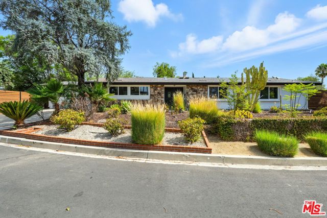 20835 Tiara Street, Woodland Hills CA: https://media.crmls.org/mediaz/6cc358bf-b49c-48ba-8215-d20d910a2b85.jpg