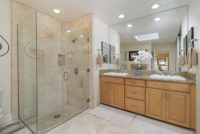 240 Santa Barbara Circle, Palm Desert CA: https://media.crmls.org/mediaz/6cc361b2-1d22-4a53-83a8-afe95ef806c7.jpg