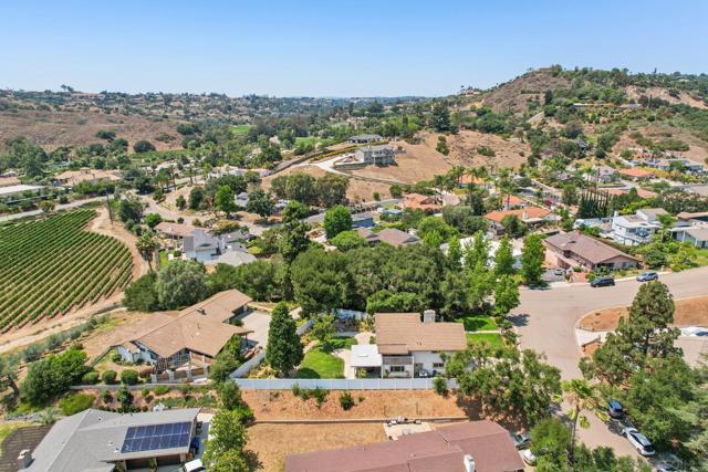 2807 Carlton Way, Fallbrook CA: https://media.crmls.org/mediaz/6cc379a0-9a1c-4f5e-a054-5c6b1c8dac53.jpg