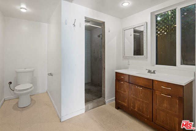 837 Venice Boulevard, Venice CA: https://media.crmls.org/mediaz/6cc49df3-dc4f-417c-a3af-c7b09411c337.jpg