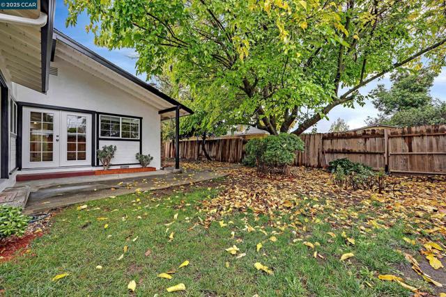 4045 Sacramento St, Concord CA: https://media.crmls.org/mediaz/6cc5eb1d-aa8d-4544-84f9-434d4bef6c22.jpg